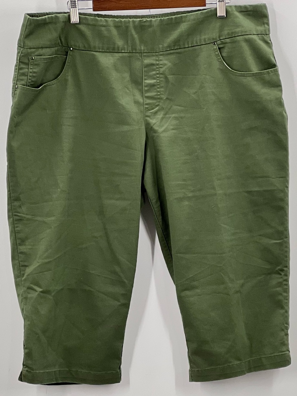 J046 Time and Tru Olive Green womens Stretch Capri Pants